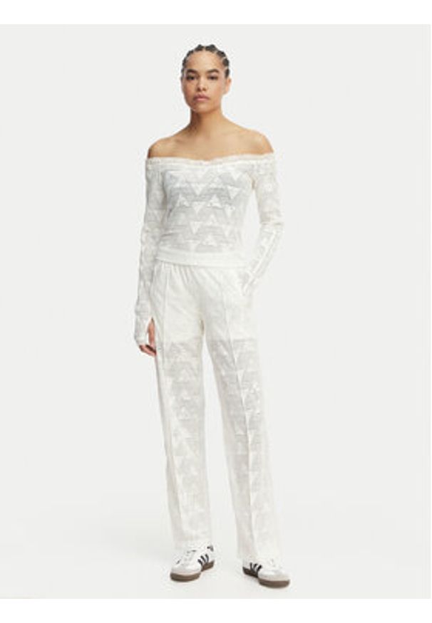 Adidas - adidas Bluzka Lace Bardot KE3458 Biały Slim Fit. Kolor: biały. Materiał: syntetyk