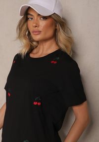 Renee - Czarny T-shirt z Bawełny z Haftowanymi Detalami w Wiśnie Nevianeva. Okazja: do pracy, na co dzień. Kolor: czarny. Materiał: bawełna. Wzór: haft. Styl: elegancki, casual #3