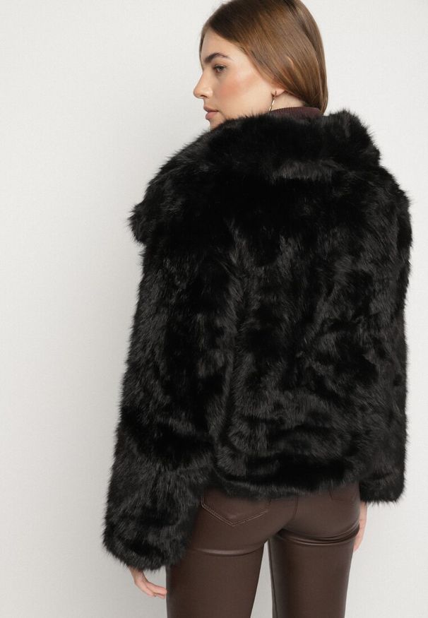Born2be - Czarna Kurtka Futerko o Dwurzędowym Kroju z Szerokim Kołnierzem Fesammea. Okazja: na co dzień. Kolor: czarny. Materiał: futro. Styl: casual, klasyczny