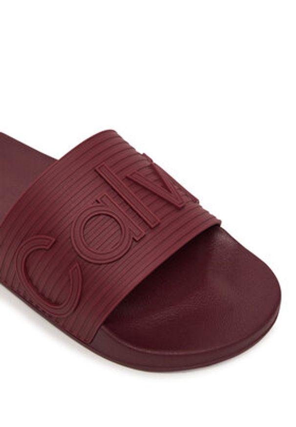 Calvin Klein Klapki Nemo - Contoured Emblem Logo Sliders HM0HM02113 Bordowy. Kolor: czerwony. Materiał: syntetyk