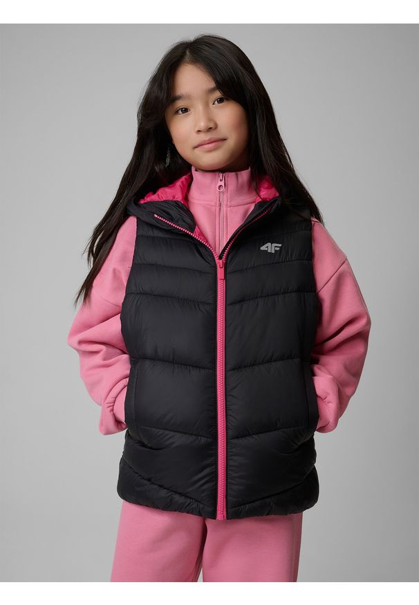 4f - 4F Bezrękawnik z wypełnieniem syntetycznym dziewczęcy - czarny 122 (6-7 lat). Okazja: na spacer, na co dzień, na uczelnię. Typ kołnierza: kołnierzyk stójkowy. Kolor: czarny. Materiał: syntetyk. Długość rękawa: bez rękawów. Sezon: lato. Styl: casual