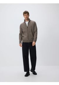 Reserved - Sweter z golfem z domieszką wełny - ciemnobrązowy. Typ kołnierza: golf. Kolor: brązowy. Materiał: wełna #1