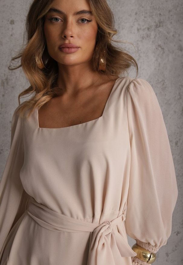 Renee - Beżowa Sukienka VICES z Półtransparentnymi Rękawami Wiązania w Talii Resmosa. Okazja: na co dzień, na randkę. Typ kołnierza: dekolt kwadratowy. Kolor: beżowy. Materiał: materiał, skóra. Styl: elegancki, casual