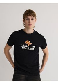 Reserved - T-shirt regular ze świątecznym nadrukiem - czarny. Kolor: czarny. Materiał: dzianina, bawełna. Wzór: nadruk. Styl: wizytowy