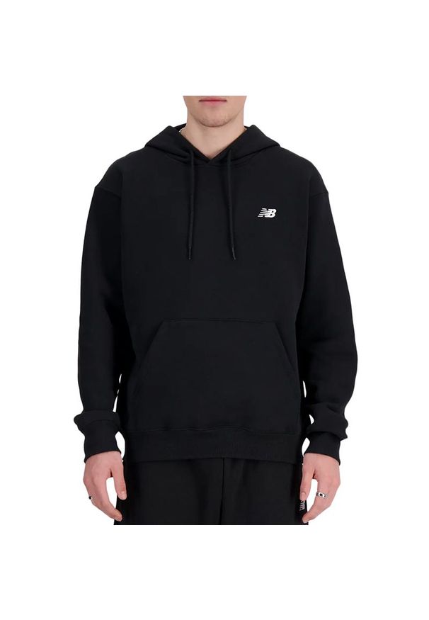 Bluza New Balance MT41508BK - czarna. Okazja: na co dzień. Kolor: czarny. Materiał: bawełna, poliester, tkanina, dresówka. Wzór: aplikacja. Styl: klasyczny, casual