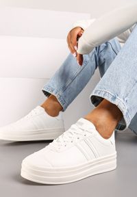 Born2be - Białe Sneakersy na Platformie z Minimalistycznymi Przeszyciami Teritha. Okazja: na co dzień. Zapięcie: sznurówki. Kolor: biały. Materiał: jeans. Wzór: aplikacja. Obcas: na platformie