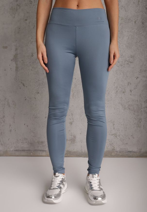 Renee - Jasnoniebieskie Legginsy Basic z Modelującą Wstawką w Pasie Liacan. Okazja: na co dzień. Kolor: niebieski. Długość: krótkie. Styl: casual
