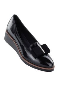 Półbuty damskie lakierowane na podwyższeniu czarne Vinceza 58630. Kolor: czarny. Materiał: skóra ekologiczna. Obcas: na koturnie #1