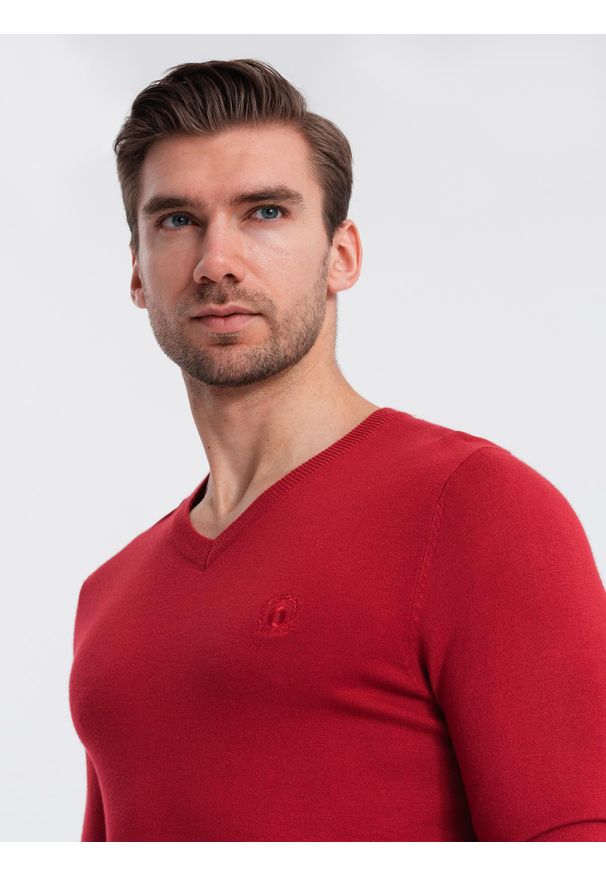 Ombre Clothing - Męski elegancki sweter V-neck BASIC z wiskozą – czerwony V20 OM-SWBS-0107 - XXL. Okazja: na co dzień, do pracy. Typ kołnierza: dekolt w serek. Kolor: czerwony. Materiał: wiskoza. Wzór: haft. Styl: elegancki