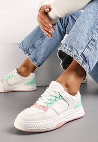 Renee - Biało-Różowe Sneakersy Ozdobione Kolorowymi Wstawkami i Perforacją Uttavia. Kolor: biały. Wzór: aplikacja, kolorowy