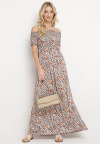 Born2be - Granatowo-Pomarańczowa Sukienka Hiszpanka Długa z Bawełny w Kwiatowy Print Mrosa. Typ kołnierza: dekolt hiszpanka. Kolor: niebieski. Materiał: bawełna. Wzór: nadruk, kwiaty. Sezon: wiosna, lato. Typ sukienki: z odkrytymi ramionami. Styl: boho, elegancki. Długość: maxi #1