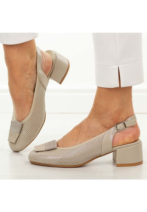 POTOCKI - Złote sandały damskie na obcasie Potocki 12817. Okazja: na imprezę. Nosek buta: okrągły. Kolor: złoty. Szerokość cholewki: normalna. Wzór: ażurowy, aplikacja. Materiał: skóra. Sezon: wiosna, lato. Obcas: na obcasie. Styl: klasyczny, elegancki. Wysokość obcasa: średni