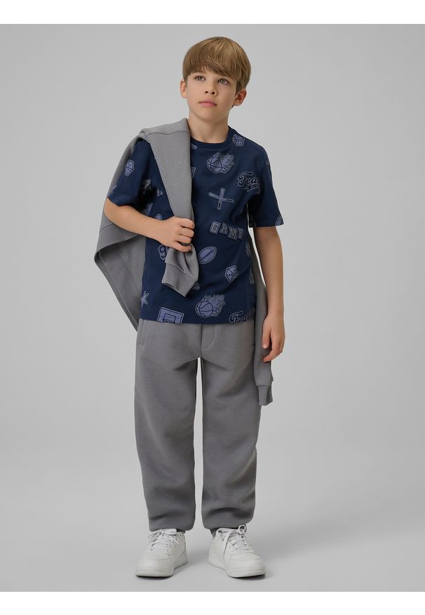 4f - 4F T-shirt regular z nadrukiem chłopięcy - granatowy 140 (9-10 lat). Okazja: na co dzień. Kolor: niebieski. Materiał: skóra, bawełna, materiał. Długość rękawa: krótki rękaw. Długość: krótkie. Wzór: nadruk. Sezon: lato. Styl: casual