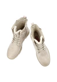 Beżowe Trzewiki Mustang Ocieplane Obuwie Damskie. Okazja: na co dzień. Zapięcie: sznurówki. Kolor: beżowy. Materiał: materiał, syntetyk. Szerokość cholewki: normalna. Wzór: aplikacja. Sezon: zima, jesień. Styl: casual, klasyczny #8