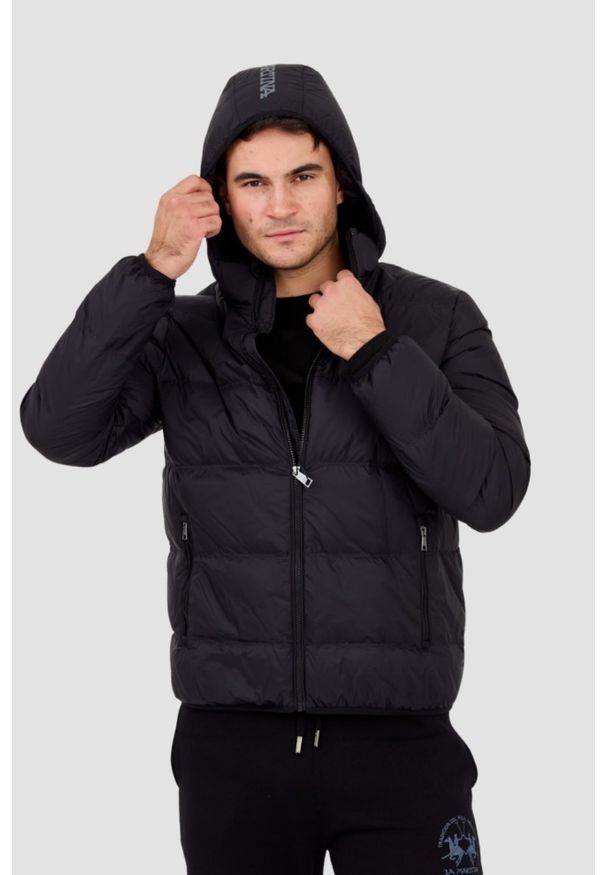 La Martina - LA MARTINA MAN Czarna pikowana męska kurtka Outerwear Basic Nylon, Rozmiar L. Kolor: czarny. Materiał: nylon. Długość rękawa: długi rękaw. Długość: długie. Styl: elegancki
