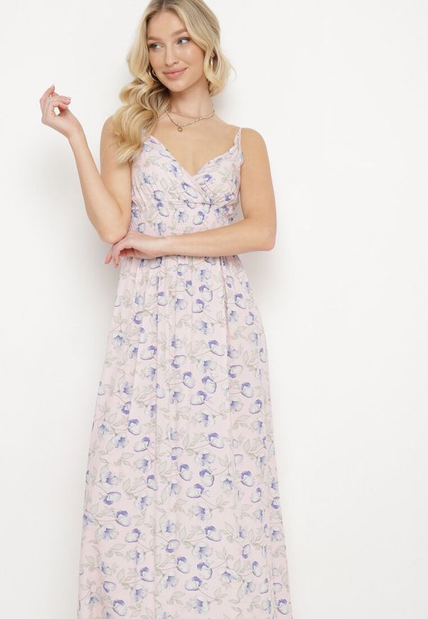 Born2be - Jasnoróżowa Sukienka Bawełniana Rozkloszowana w Kwiatowy Print na Regulowanych Ramiączkach Rosapia. Typ kołnierza: dekolt w kształcie V. Kolor: różowy. Materiał: bawełna. Długość rękawa: na ramiączkach. Wzór: nadruk, kwiaty. Typ sukienki: rozkloszowane