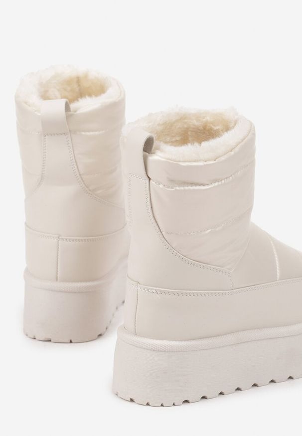 Renee - Beżowe Śniegowce Vices na Platformie Ozdobione Pikowaniem Inathoria. Okazja: na co dzień. Kolor: beżowy. Materiał: puch. Wzór: aplikacja. Sezon: zima. Obcas: na platformie. Styl: casual, elegancki