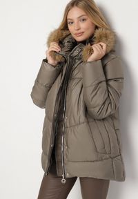 Born2be - Ciemnozielona Kurtka z Pikowanymi Przeszyciami i Kapturem z Futerkiem Anavite. Okazja: na co dzień, na spacer. Kolekcja: plus size. Kolor: zielony. Materiał: futro. Styl: casual #4