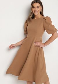 Born2be - Jasnobrązowa Sukienka o Rozkloszowanym Kroju z Bufiastymi Rękawami Melisseia. Kolor: brązowy. Styl: klasyczny