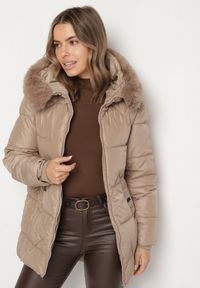 Born2be - Beżowa Pikowana Kurtka o Pudełkowym Kroju z Kapturem z Futerkiem Rearria. Okazja: na co dzień. Typ kołnierza: kaptur. Kolor: beżowy. Materiał: futro. Sezon: zima. Styl: casual, klasyczny #2