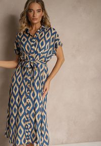 Renee - Niebieska Koszulowa Sukienka z Wiskozy Ozdobiona Geometrycznym Motywem Ralomia. Okazja: na co dzień. Typ kołnierza: dekolt w kształcie V. Kolor: niebieski. Materiał: wiskoza. Długość rękawa: krótki rękaw. Wzór: aplikacja, geometria. Typ sukienki: koszulowe. Styl: sportowy, klasyczny, elegancki, casual #5