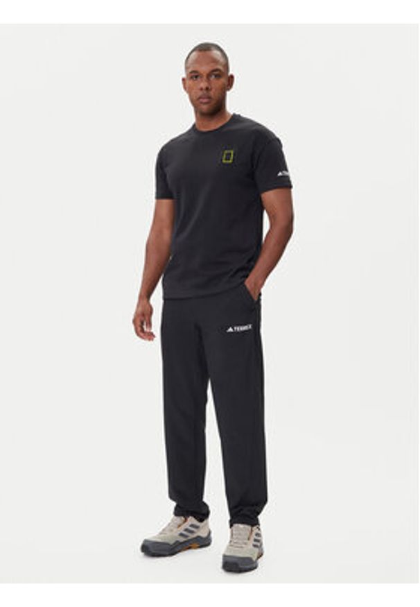 Adidas - adidas T-Shirt National Geographic Graphic KC2352 Czarny Regular Fit. Kolor: czarny. Materiał: bawełna