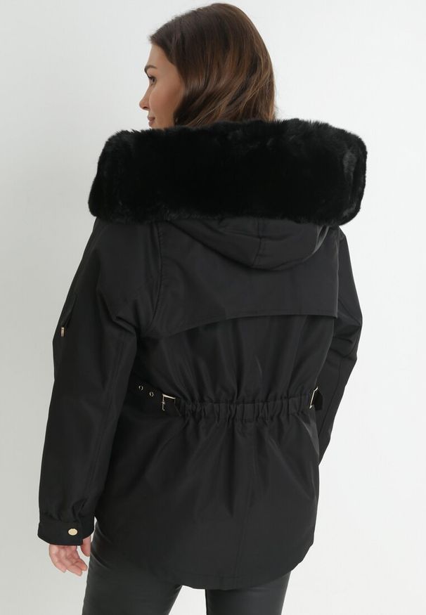 Born2be - Czarna Kurtka Nylonowa Parka z Odpinanym Futerkiem Beaten. Kolor: czarny. Materiał: nylon, futro. Wzór: paski, aplikacja