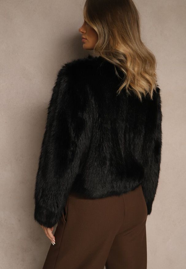 Renee - Czarna Kurtka Futerko o Prostym Fasonie z Okrągłym Dekoltem Iddane. Okazja: na imprezę, na co dzień. Kolor: czarny. Materiał: futro. Styl: wizytowy, casual, elegancki