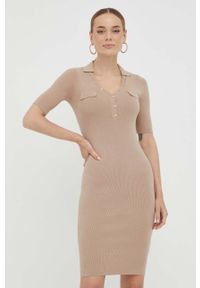 Guess sukienka kolor beżowy mini dopasowana. Kolor: beżowy. Materiał: dzianina. Długość rękawa: krótki rękaw. Wzór: gładki. Typ sukienki: dopasowane. Długość: mini #1