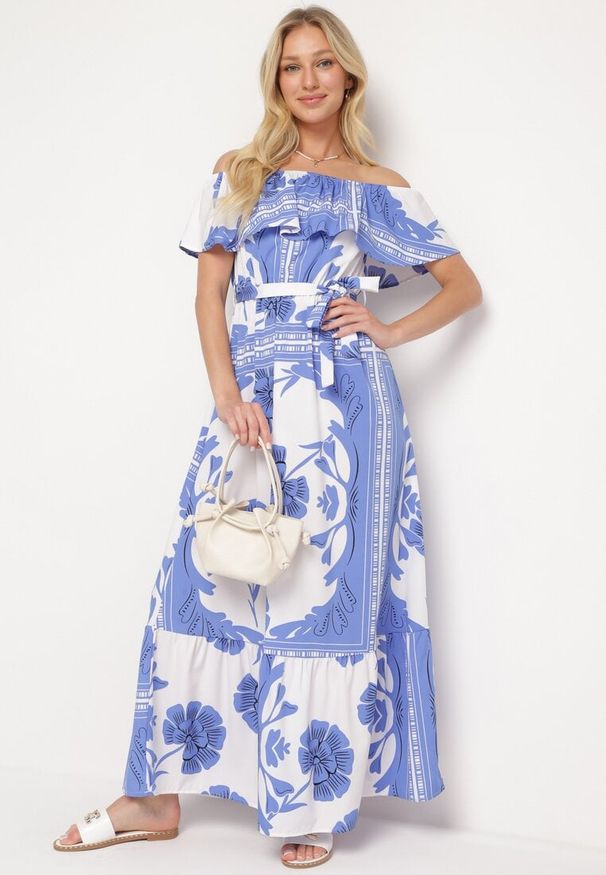 Born2be - Niebiesko-Biała Sukienka Typu Hiszpanka z Gumką w Pasie i Materiałowym Paskiem Ozdobiona Falbanką Woneri. Typ kołnierza: dekolt hiszpanka. Kolor: niebieski. Materiał: materiał. Wzór: aplikacja