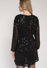Born2be - Czarna Cekinowa Sukienka o Rozkloszowanym Kroju z Długimi Rękawami Reira. Okazja: na imprezę. Kolor: czarny. Materiał: poliester. Długość rękawa: długi rękaw. Styl: elegancki #3