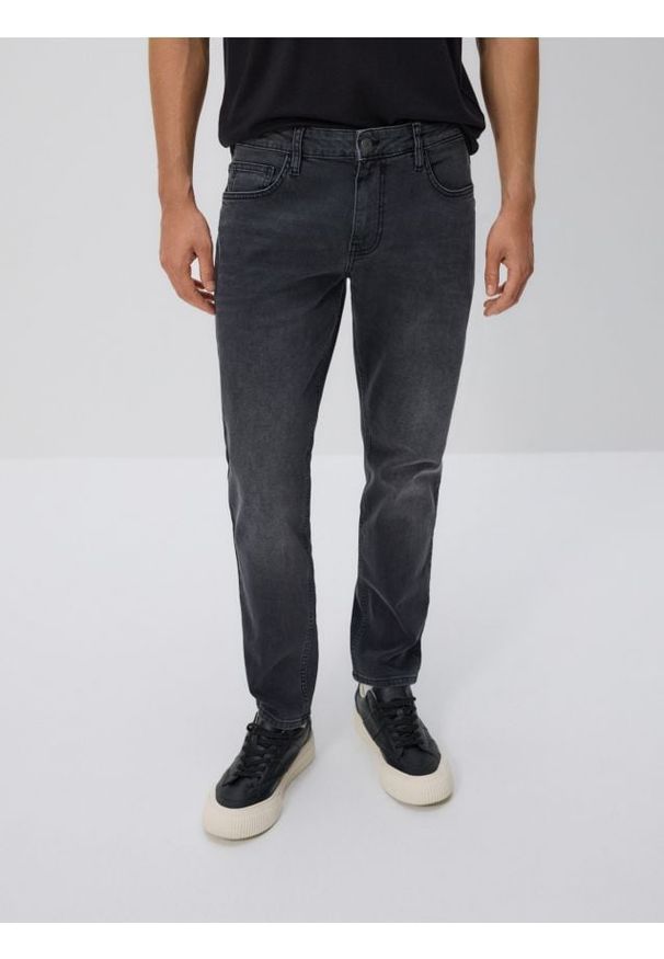 Reserved - Jeansy slim z efektem sprania - szary. Kolor: szary