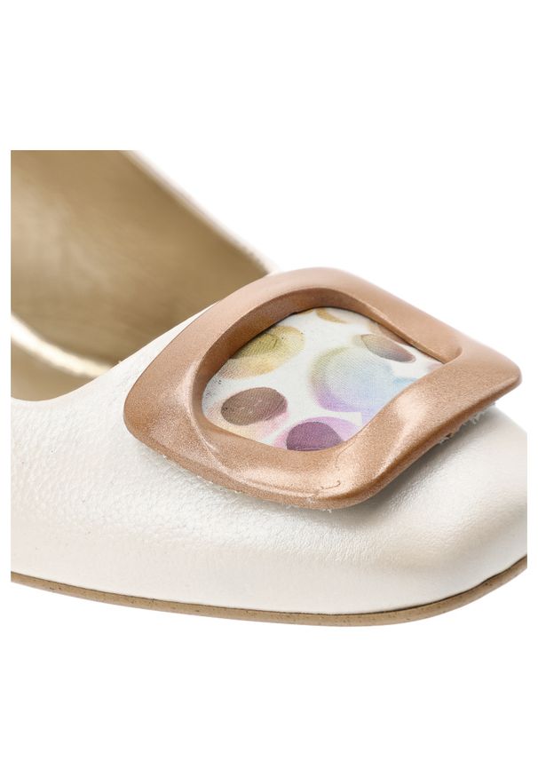 Białe Czółenka Espirito Eleganckie Obuwie Damskie. Zapięcie: klamry. Kolor: biały. Szerokość cholewki: normalna. Wzór: grochy, kolorowy. Obcas: na obcasie. Styl: elegancki. Wysokość obcasa: średni