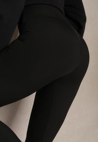 Renee - Czarne Legginsy High Waist z Prążkowanego Materiału Werilena. Okazja: na co dzień. Stan: podwyższony. Kolor: czarny. Materiał: prążkowany, materiał. Długość: długie. Styl: glamour, casual, wizytowy, elegancki #4