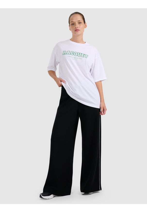 4f - 4F T-shirt oversize z nadrukiem damski - biały S. Okazja: na co dzień. Kolor: biały. Materiał: dzianina, jersey, bawełna, materiał. Długość rękawa: krótki rękaw. Długość: krótkie. Wzór: nadruk. Styl: casual, klasyczny, sportowy