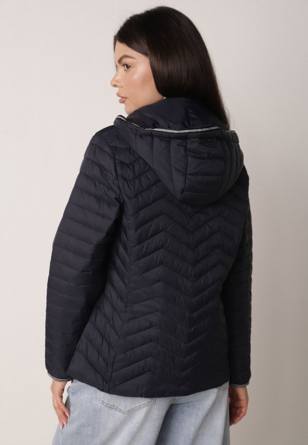 Born2be - Granatowa Pikowana Kurtka Przejściowa z Ozdobną Lamówką przy Kapturze Tidorna. Okazja: na spacer, na co dzień. Kolor: niebieski. Materiał: poliester, jeans. Styl: casual, elegancki