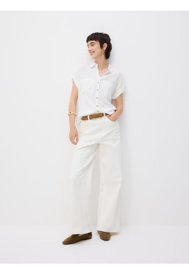 Reserved - Koszula z krótkim rękawem - biały. Kolor: biały. Materiał: wiskoza. Długość rękawa: krótki rękaw. Długość: krótkie