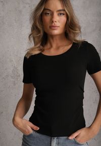 Renee - Czarny T-shirt w Prążki z Marszczeniami po Bokach Nedala. Okazja: na co dzień. Kolor: czarny. Wzór: prążki. Styl: casual, elegancki #1