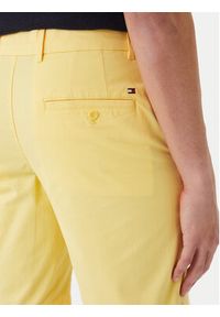 TOMMY HILFIGER - Tommy Hilfiger Szorty materiałowe Deton 9.5 MW0MW42351 Żółty Slim Fit. Kolor: żółty. Materiał: bawełna #5