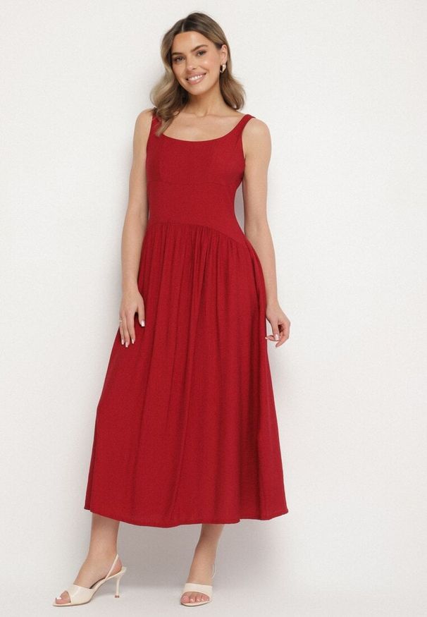 Born2be - Bordowa Wiskozowa Sukienka o Rozkloszowanym Kroju Milareina. Okazja: na co dzień. Kolor: czerwony. Materiał: wiskoza. Długość rękawa: długi rękaw. Wzór: aplikacja. Typ sukienki: rozkloszowane. Styl: casual, elegancki