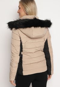 Born2be - Ciemnobeżowa Pikowana Kurtka o Taliowanym Kroju z Kapturem i Futerkiem Saginia. Okazja: na co dzień. Typ kołnierza: kaptur. Kolor: beżowy. Materiał: futro. Długość rękawa: długi rękaw. Długość: długie. Styl: casual, elegancki #4