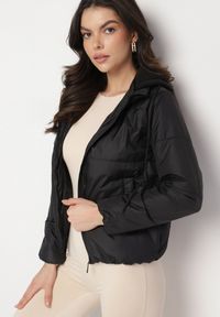 Born2be - Czarna Kurtka Pikowana z Materiałowym Kapturem Odpinanym Jasilea. Okazja: na co dzień. Kolor: czarny. Materiał: materiał. Styl: casual #3