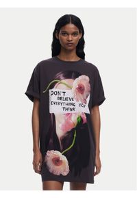 Desigual Sukienka codzienna Berlin 25SWVK20 Szary Regular Fit. Okazja: na co dzień. Kolor: szary. Materiał: bawełna. Typ sukienki: proste. Styl: casual
