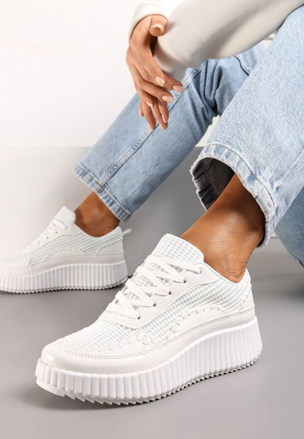 Renee - Białe Sneakersy na Platformie Ozdobione Nitami i Patchworkowymi Wstawkami Jeneria. Kolor: biały. Wzór: aplikacja. Obcas: na platformie