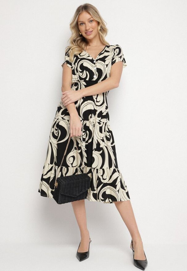 Born2be - Czarna Sukienka z Bawełny Ozdobiona Guzikami i Geometrycznym Wzorem Talissea. Okazja: na co dzień. Typ kołnierza: dekolt w kształcie V. Kolor: czarny. Materiał: bawełna. Wzór: geometria, aplikacja. Sezon: lato. Styl: casual