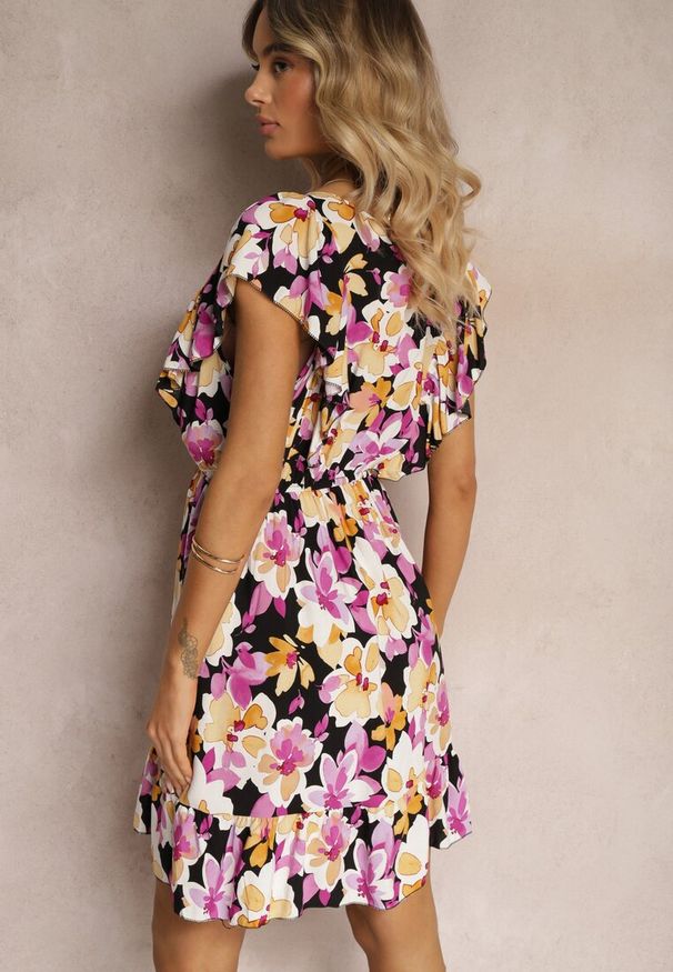 Renee - Czarno-Różowa Taliowana Bawełniana Sukienka w Kwiaty z Falbanami przy Ramionach z Gumką w Talii Nelova. Kolor: czarny. Materiał: bawełna. Długość rękawa: krótki rękaw. Wzór: kwiaty. Sezon: lato. Styl: elegancki, wizytowy