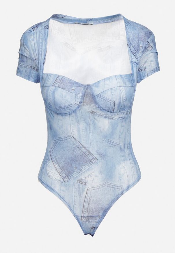Born2be - Niebieskie Body z Usztywnionymi Miseczkami z Krótkim Rękawem i Ozdobnym Nadrukiem Imitującym Jeans Aradila. Okazja: na co dzień. Kolor: niebieski. Materiał: jeans. Długość rękawa: krótki rękaw. Długość: krótkie. Wzór: nadruk. Styl: elegancki, casual