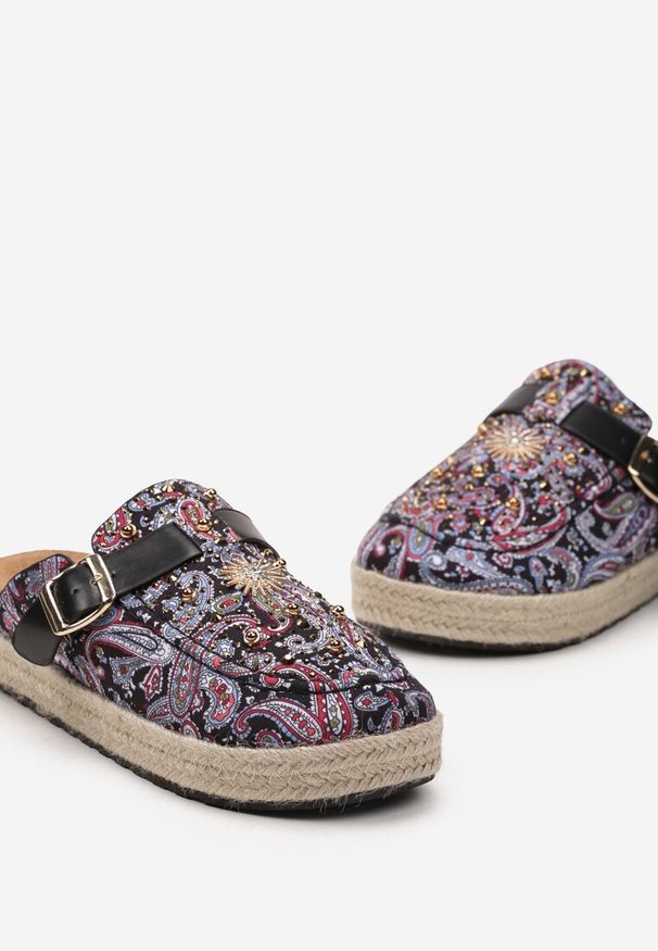 Renee - Czarne Klapki z Ekozamszu z Oryginalnym Wzorem i Klamrą Nirable. Okazja: na co dzień. Kolor: czarny. Styl: casual, boho