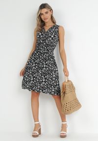 Born2be - Czarna Sukienka z Wiskozy Marszczoną Gumką w Pasie i Kopertowym Dekoltem Nivih. Kolor: czarny. Materiał: wiskoza. Długość rękawa: bez rękawów. Typ sukienki: kopertowe #4