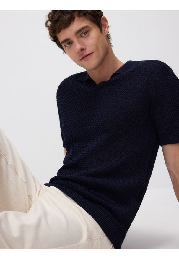 Reserved - Sweter polo z lnem - granatowy. Typ kołnierza: polo. Kolor: niebieski. Materiał: len